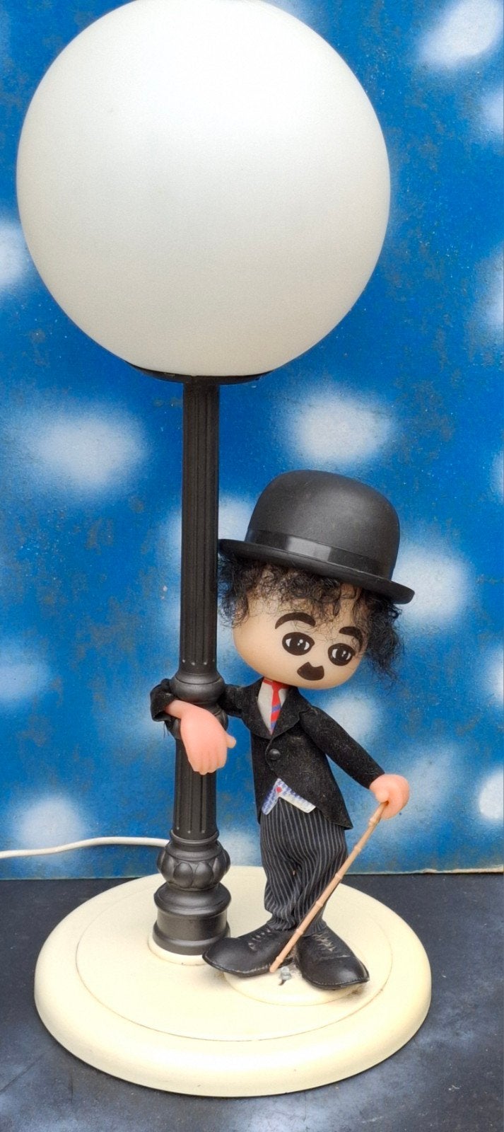 Charlie Chaplin tafellamp.  Italy.  Ca '70/'80. * Zie tekst., Huis en Inrichting, Ophalen, Zo goed als nieuw, Kunststof, Minder dan 50 cm
