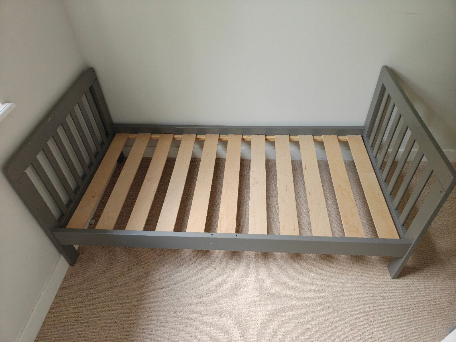 Petite Amelie Plume Peuterbed Grijs 140x70 inclusief matras, Ophalen, Gebruikt, 190 cm of minder, Hout