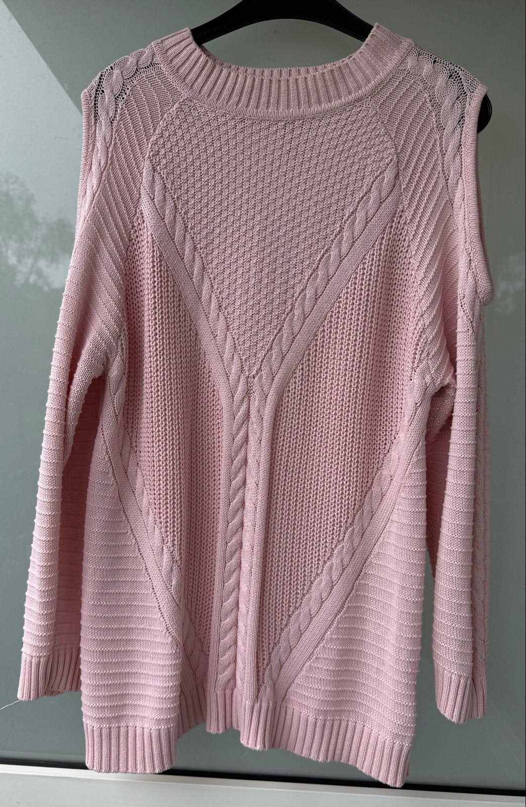Roze trui met open schouders - Rainbow - Maat L (42/44), Kleding | Dames, Ophalen of Verzenden, Zo goed als nieuw, Maat 42/44 (L)