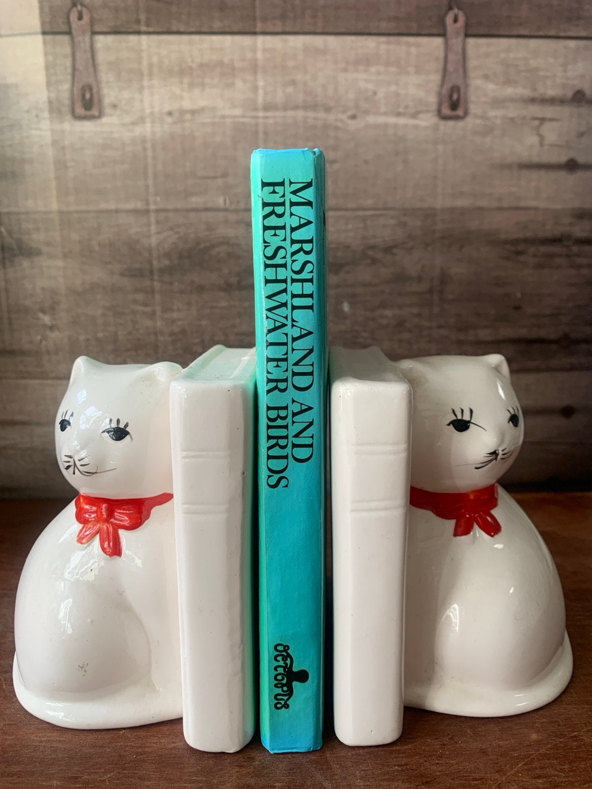 Boekensteunen: 2 witte aardewerk poesjes, 23 cm hoog, Huis en Inrichting, Woonaccessoires | Overige, Ophalen of Verzenden, Zo goed als nieuw