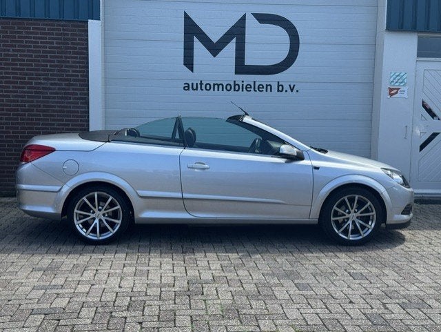 Opel Astra TwinTop 1.8 Enjoy - Zeer nette auto !- Nieuwe APK, Auto's, Gebruikt, Zwart, 4 cilinders, Cabriolet