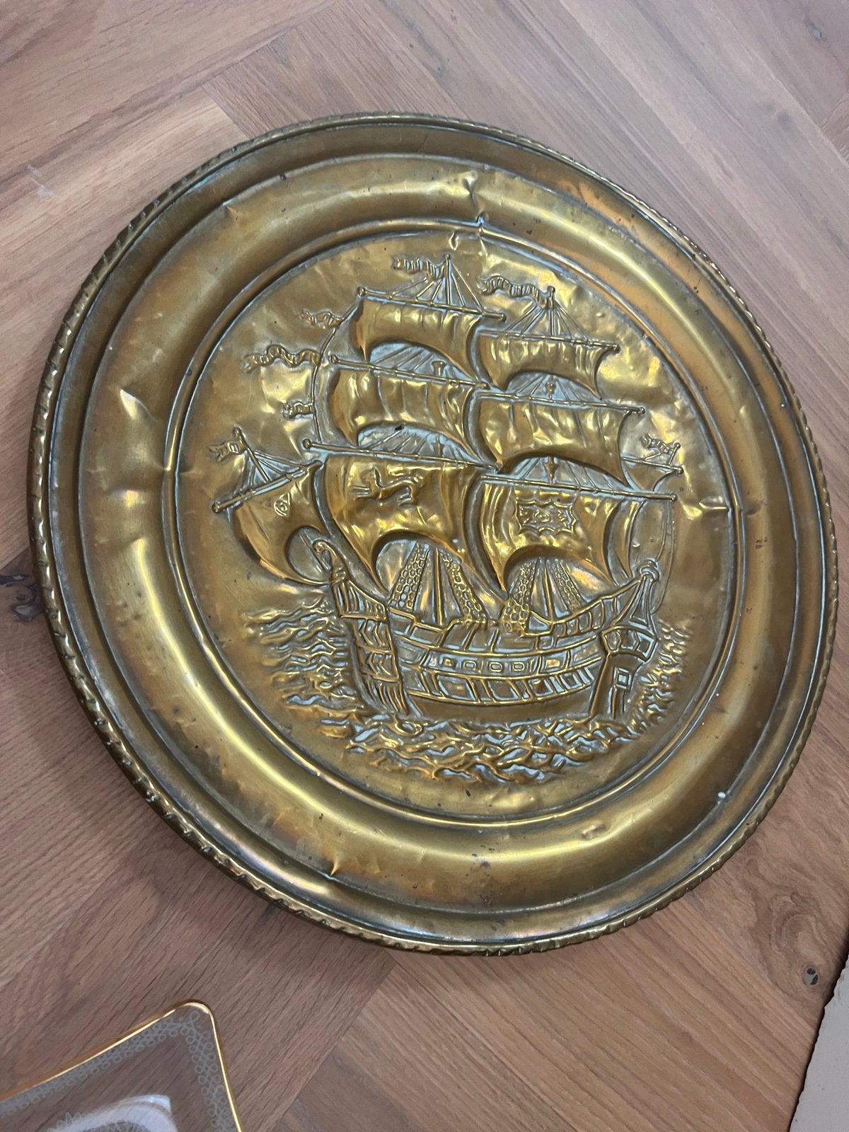 Decoratieve Koperen Schaal met Gedetailleerd Schip, Ophalen, Koper