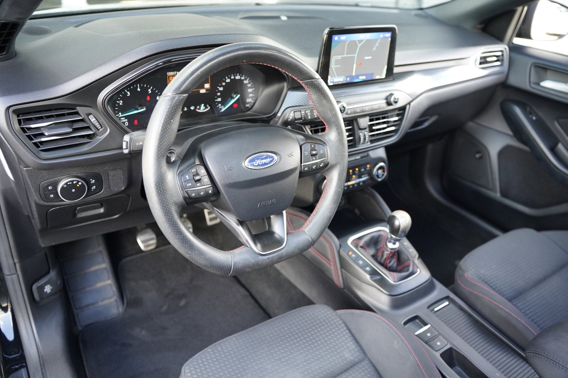 Foto 3 van Ford Focus 1.0 EcoBoost ST Line Pano Navi Cam Acc Pdc B&O Le