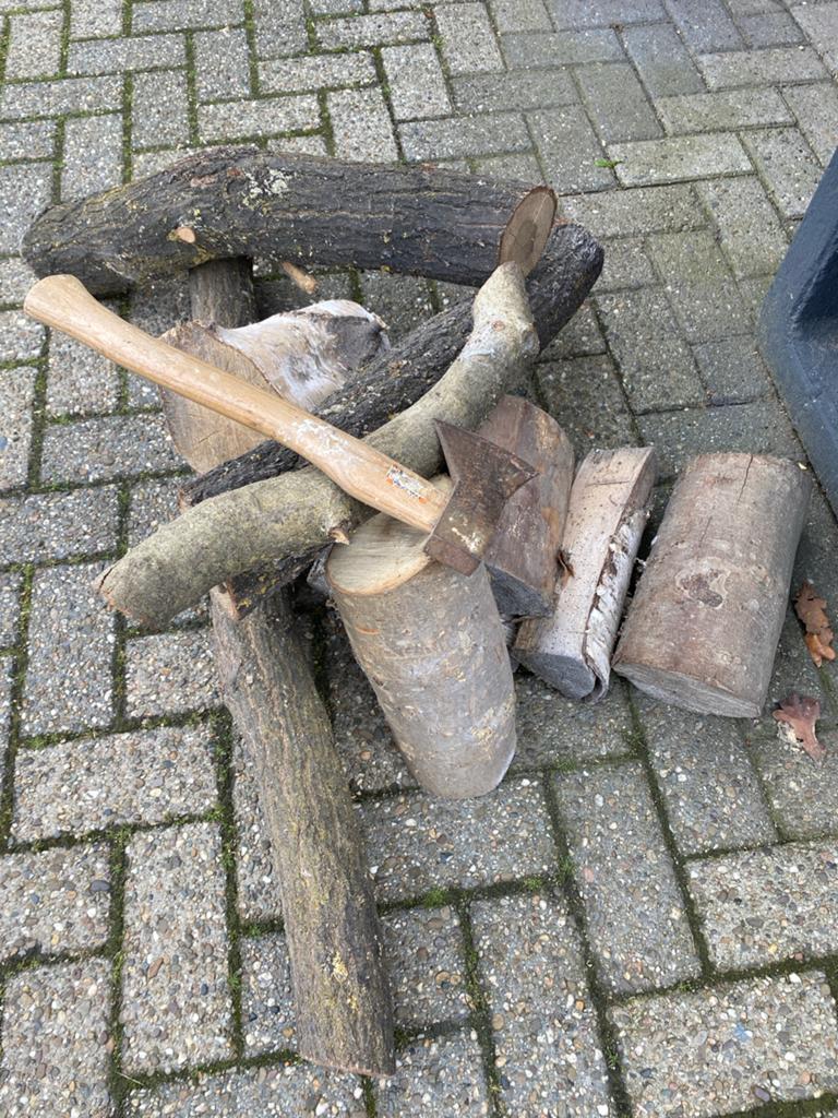 Mooi gedroogd open haard hout met bijl in krat, Tuin en Terras, Haardhout, Minder dan 3 m³, Ophalen, Overige houtsoorten, Blokken
