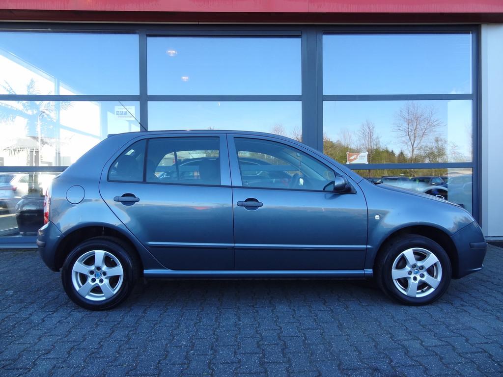 Skoda Fabia 1.4-16V Elegance | NL-AUTO | LMV | AIRCO | CRUIS, Voorwielaandrijving, 4 cilinders, Origineel Nederlands, Bedrijf