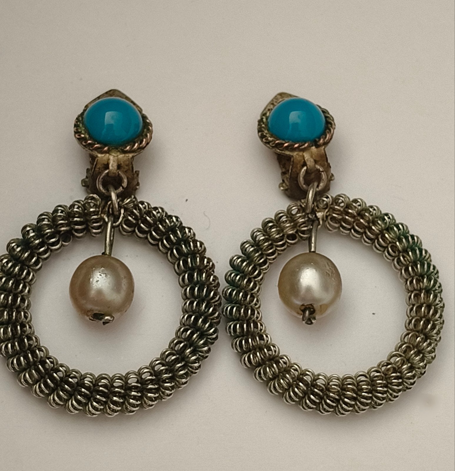 Vintage clip Oorbellen met gedraaid draad Turkoois en Parel, Ophalen of Verzenden, Zo goed als nieuw, Overige materialen