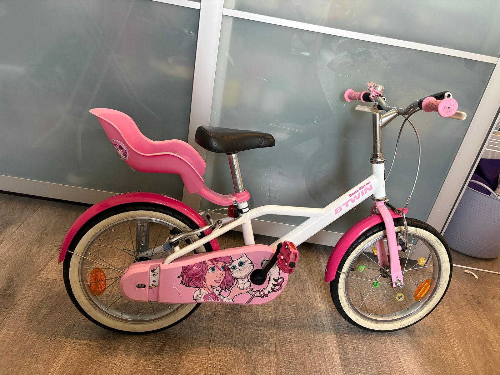 B-twin Kinderfiets 16" met Duwstang - Roze/Wit, Fietsen en Brommers, Ophalen, Zijwieltjes, Velgrem, 16 tot 20 inch