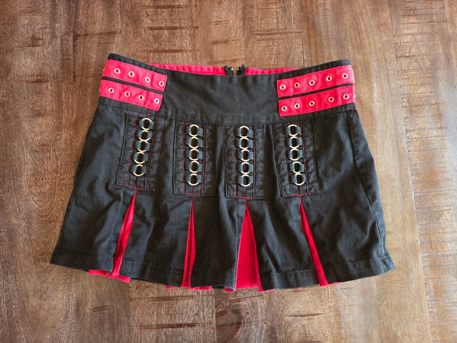 Zwart-rode rok met plooien, Kleding | Dames, Rokken, Ophalen, Gedragen, Zwart, Boven de knie