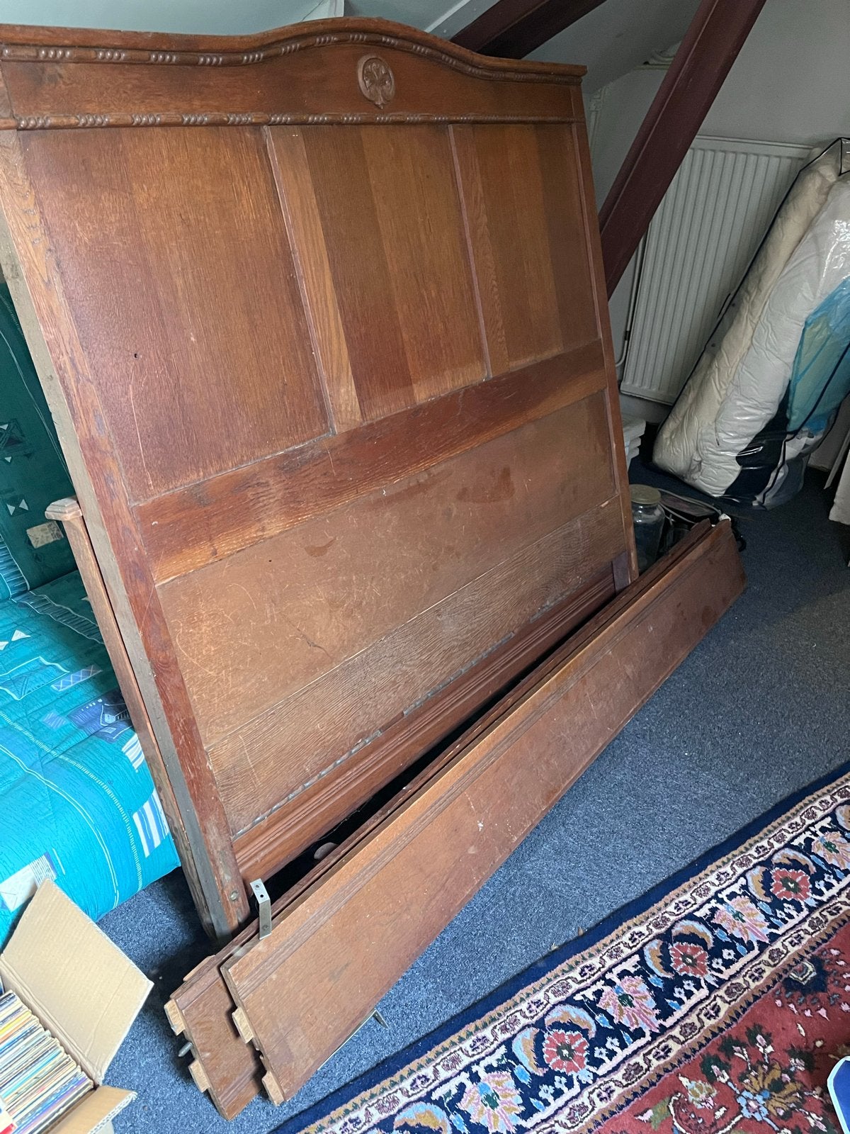 Antiek houten bed met bijpassend nachtkastje, Ophalen