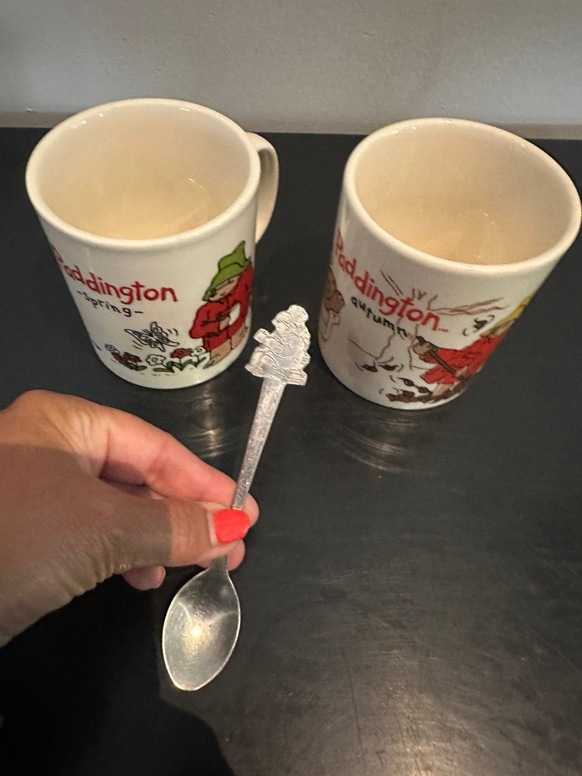 Te koop 2 x bekers en lepeltje Paddington DE Douwe Egberts, Ophalen of Verzenden, Zo goed als nieuw, Overige stijlen, Kop(pen) en/of Schotel(s)