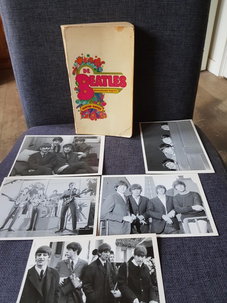 Boek de Beatles (1968) + 5 ansichtkaarten, Ophalen of Verzenden, Gelezen, Artiest