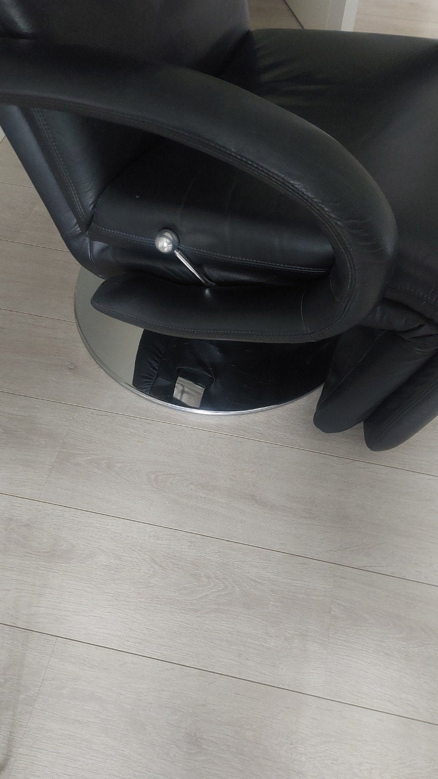 Zwarte leren relaxfauteuil met draaivoet, Ophalen, Minder dan 75 cm, Zo goed als nieuw, Modern