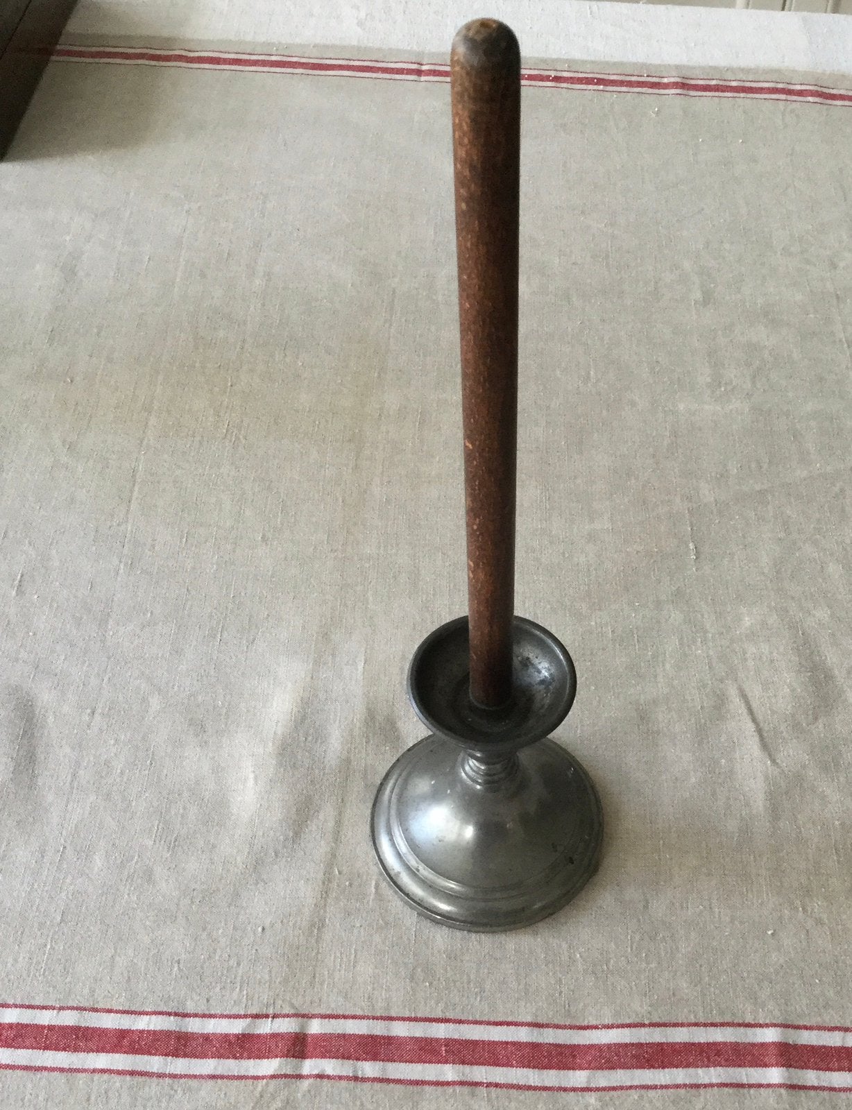 Oude tinnen kandelaar met houten kaars, Ophalen of Verzenden