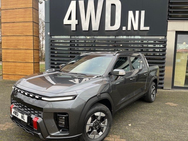 KGM MUSSO EV 82 KW PICK UP 5 pers 1800 KG trekhaak VOORRAAD, Auto's, 81 kWh, Zwart, Leder, Te koop