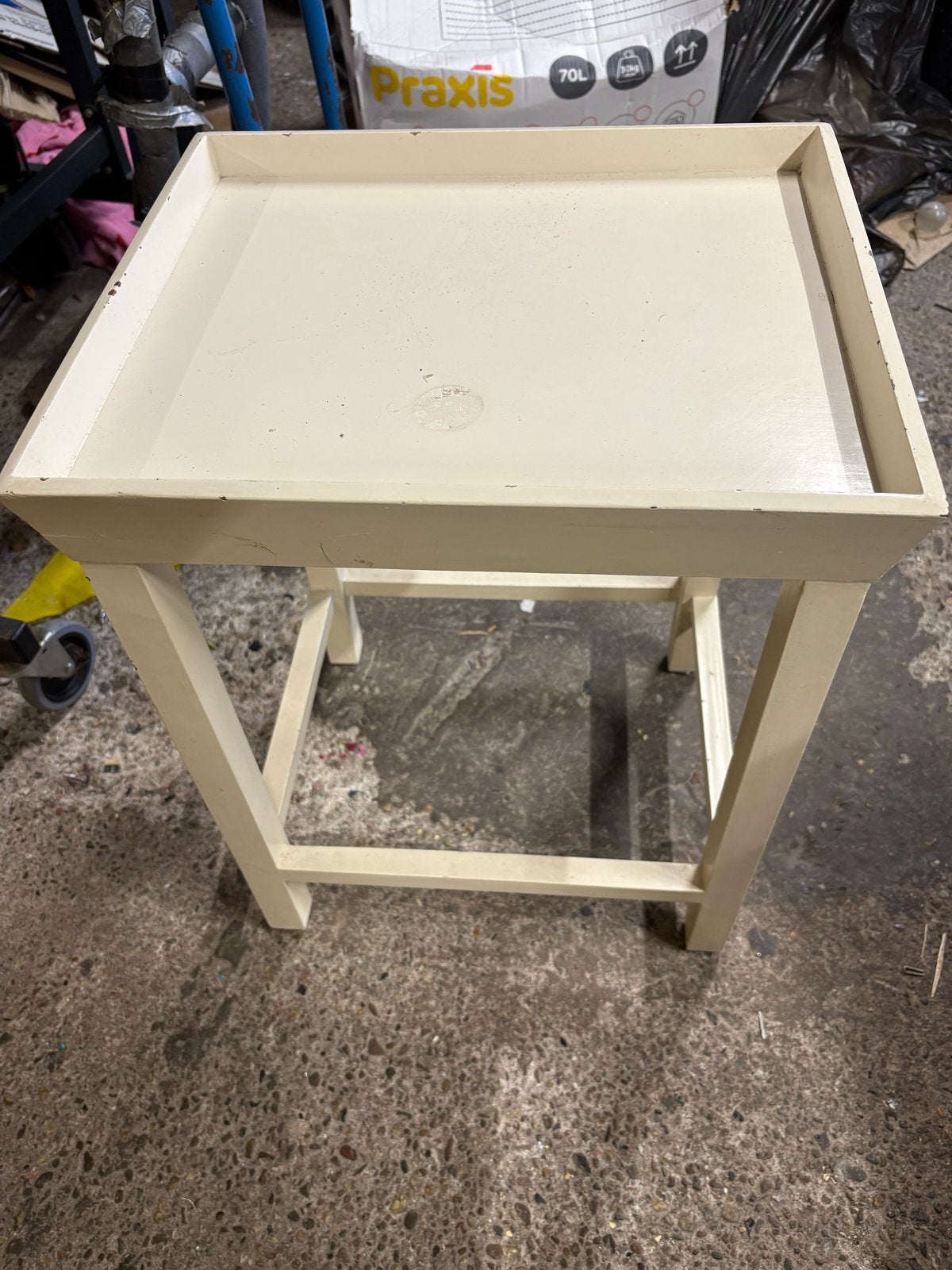 Crèmekleurig bijzettafeltje met dienbladblad, 45 tot 60 cm, Minder dan 55 cm, Gebruikt, Vierkant