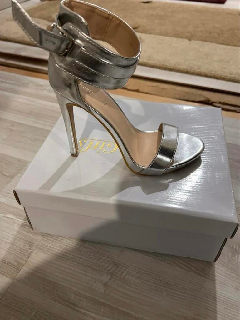 Zilveren sandalen met hoge hakken, Ophalen of Verzenden, Nieuw, Overige kleuren, Schoenen met hoge hakken
