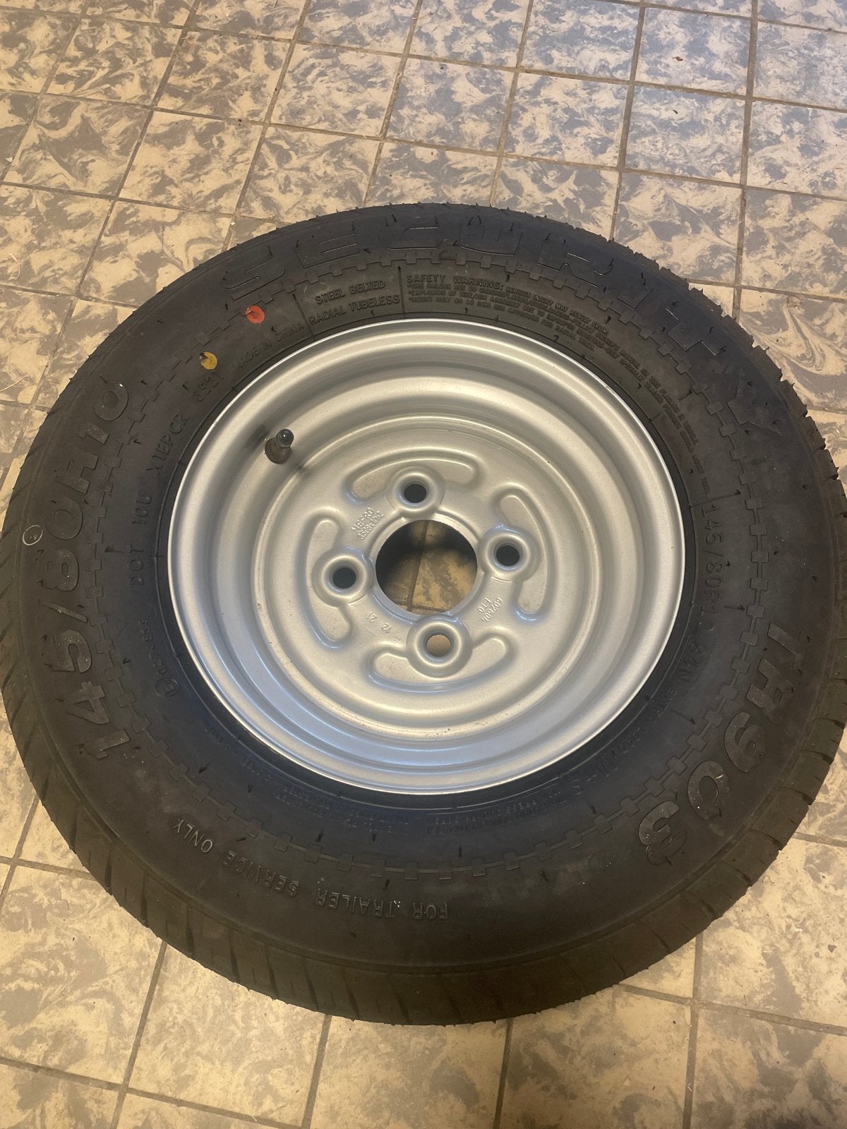 Nieuwe 145/80R10 band op velg voor aanhanger, Ophalen