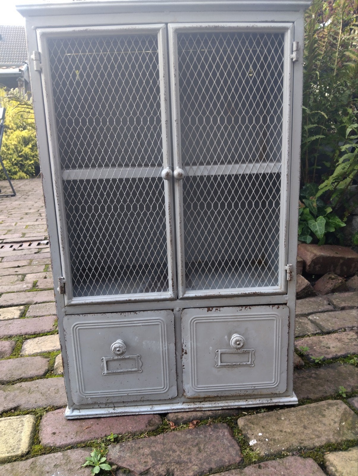 Vintage metalen wandkastje met gaasdeurtjes, Ophalen