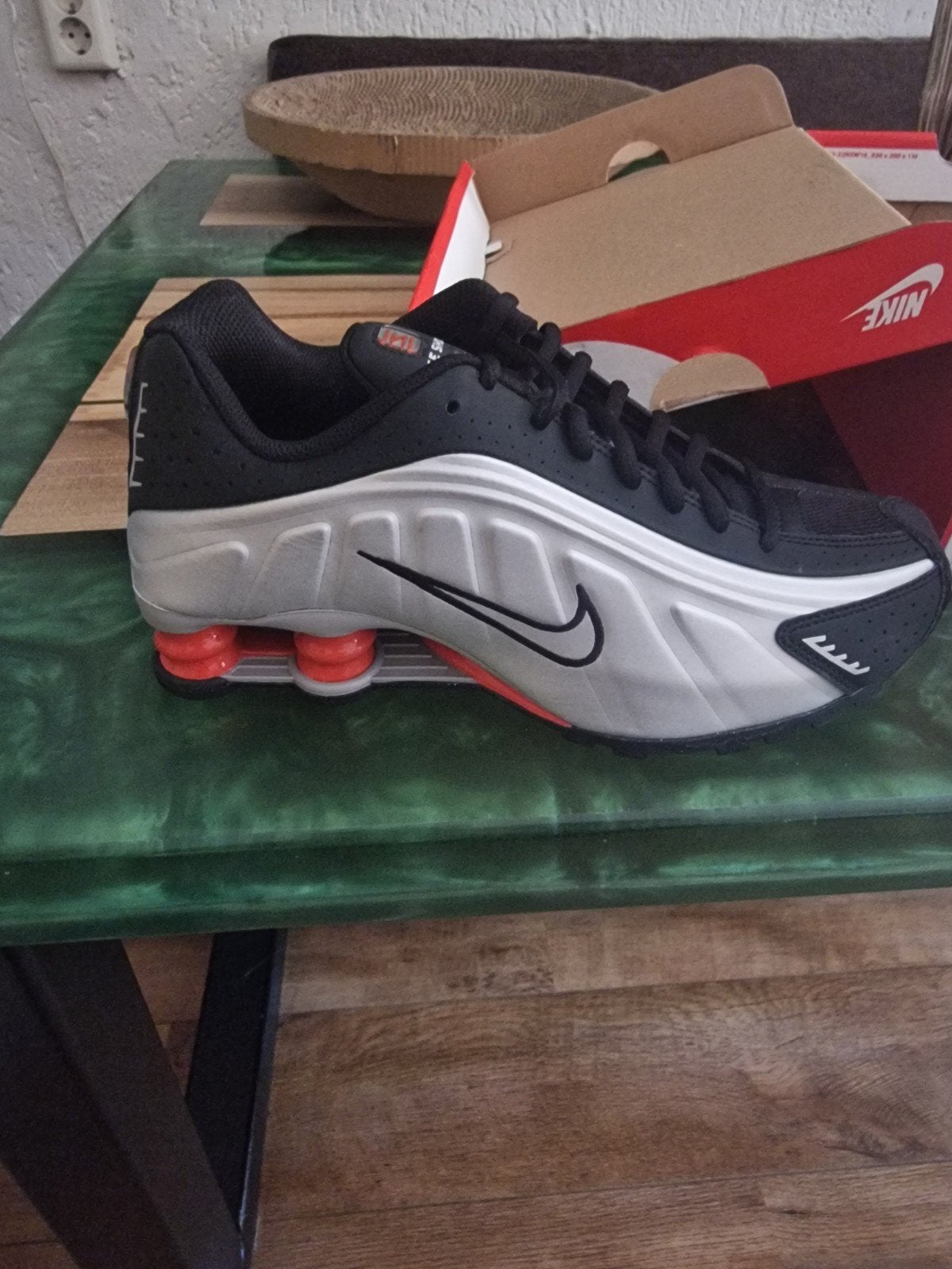 Nike Shox R4 (GS) Metallic Silver Zwart Oranje Sneakers, Kleding | Heren, Schoenen, Zwart, Nike, Nieuw, Ophalen of Verzenden