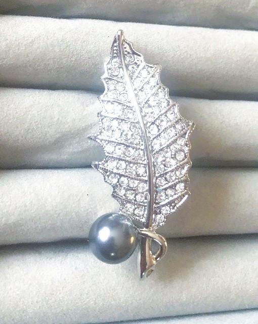 Broche blaadje met parel witgoud met kristallen wit-diamant, Overige materialen, 4 tot 7 cm, Met kristal, Verzenden