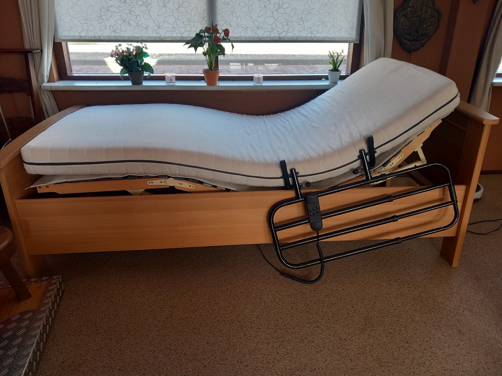 Seniorenbed 90x200 (elektrisch), Ophalen, 90 cm, Eenpersoons, Bruin