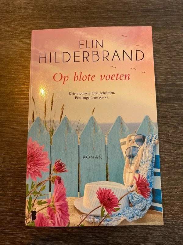Op blote voeten - Elin Hilderbrand (Roman), Ophalen of Verzenden, Zo goed als nieuw, Elin Hilderbrand, Nederland
