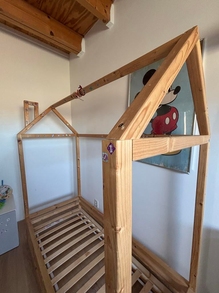 Gratis Houten huisbed voor kinderen - Speels en comfortabel, Ophalen, Gebruikt, 70 tot 85 cm, Lattenbodem