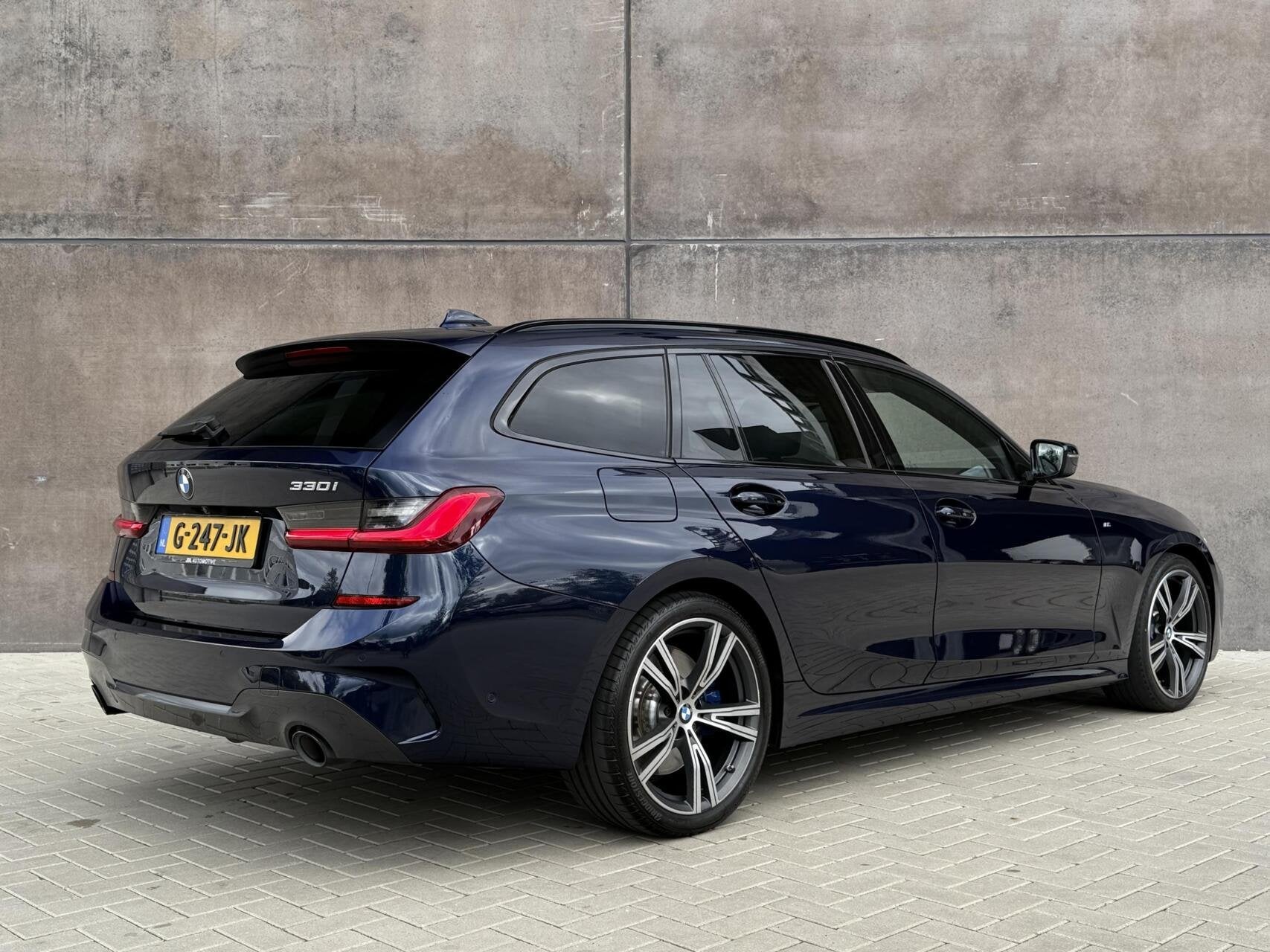 Foto 3 van BMW 3-serie Touring 330i Introduction High Executive Edition