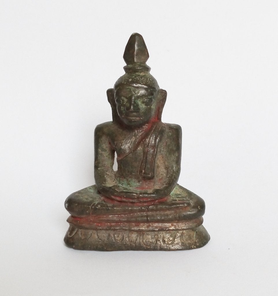 Antieke Boeddha, klein brons en rode pigment, Sri Lanka 19de, Ritueel object, Verzenden, Handgemaakt, 5 cm