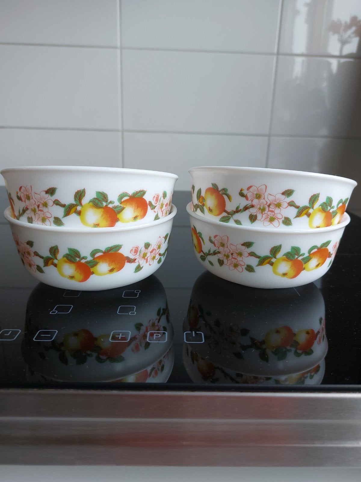 Set van 4 vintage schaaltjes met appelbloesem decor, Huis en Inrichting, Keuken | Servies, Keramiek, Ophalen of Verzenden, Zo goed als nieuw