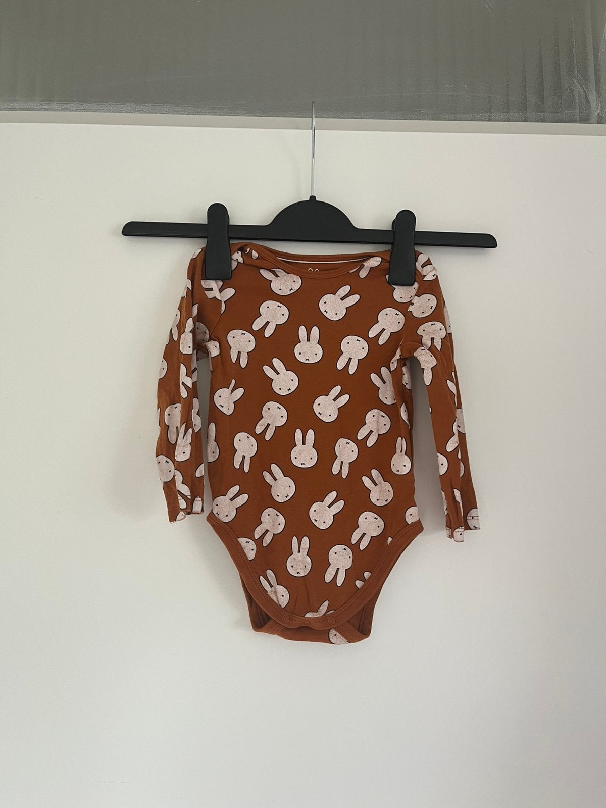 Lichtbruine romper en witte nijntje / miffy, maat 86 van C&A, Ophalen of Verzenden, Zo goed als nieuw, Jongetje of Meisje, Nacht- of Onderkleding