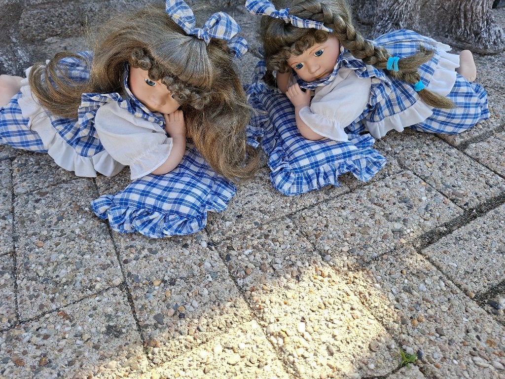 set van 2 liggende porseleinen poppen links en rechts, Verzamelen, Poppen, Ophalen of Verzenden, Zo goed als nieuw, Pop