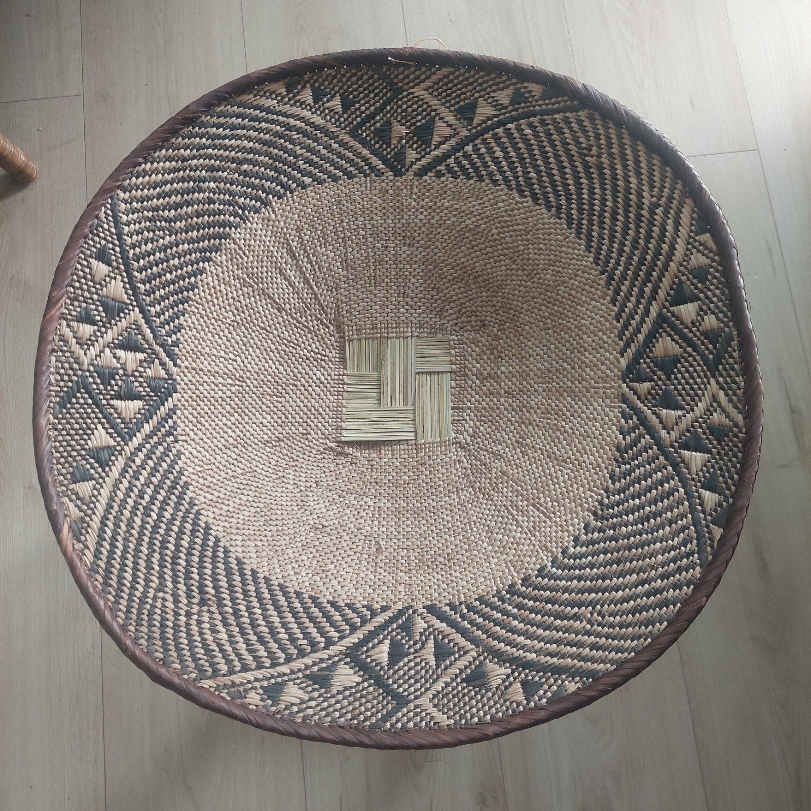 Decoratieve rieten schaal/mand met patroon, Ophalen of Verzenden, Nieuw, Rond