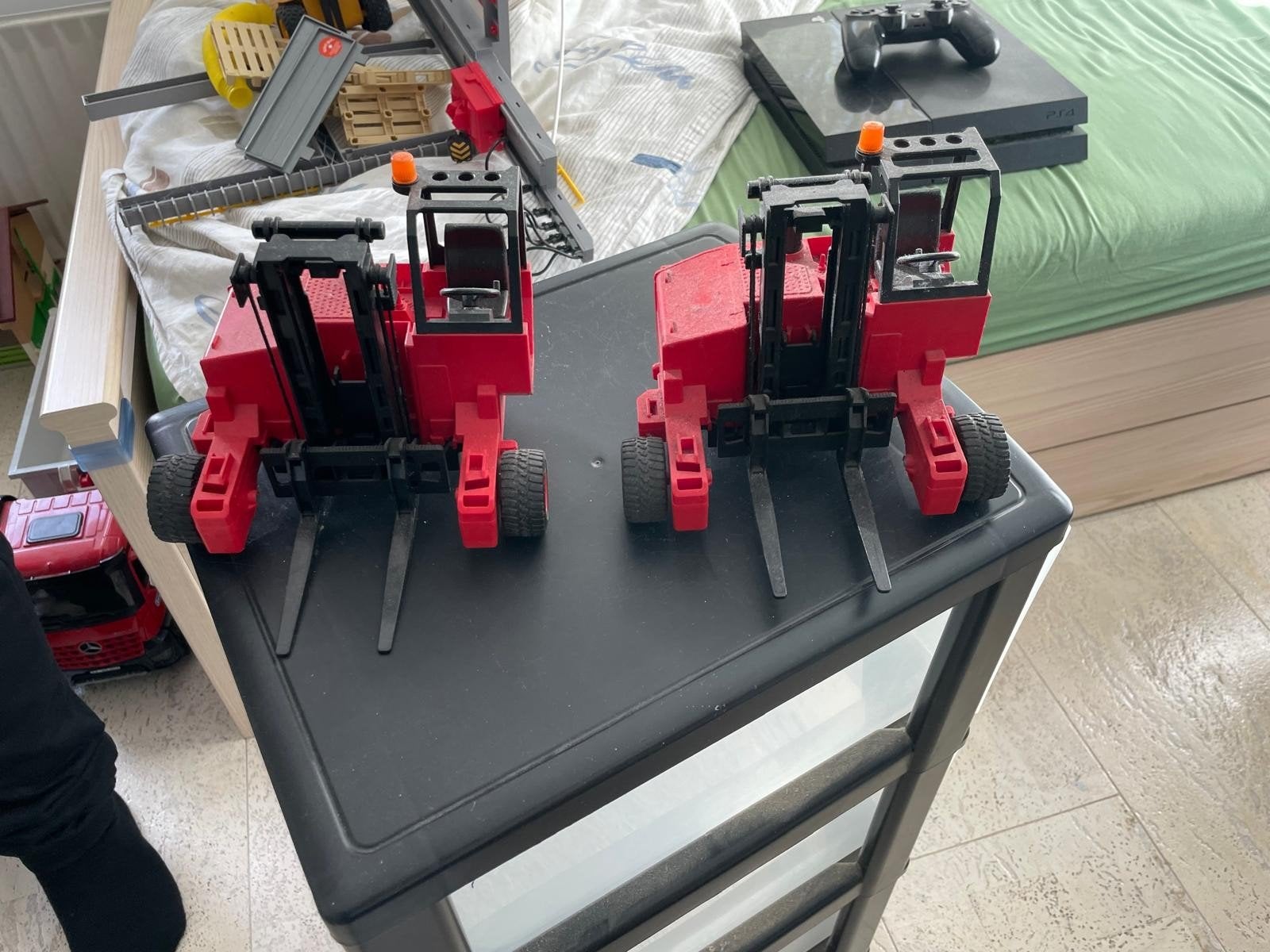 2x Rode Speelgoed Heftrucks Bruder kooiaap, Ophalen, Gebruikt