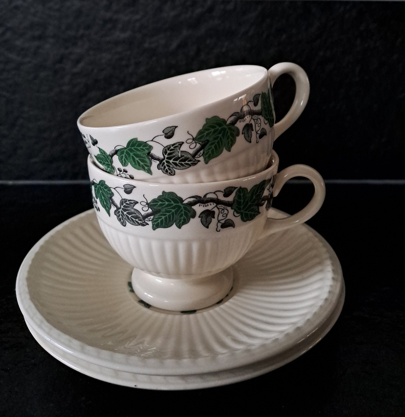 2 Kop en schotels Wedgwood Stratford, Ophalen of Verzenden, Zo goed als nieuw, Aardewerk, Kop(pen) en/of Schotel(s)