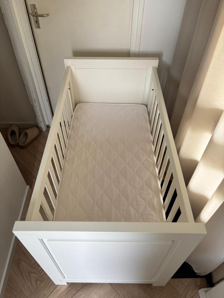 Ledikant 120 cm x 60 cm inclusief matras en matrasbeschermer, Ophalen, Gebruikt, Ledikant