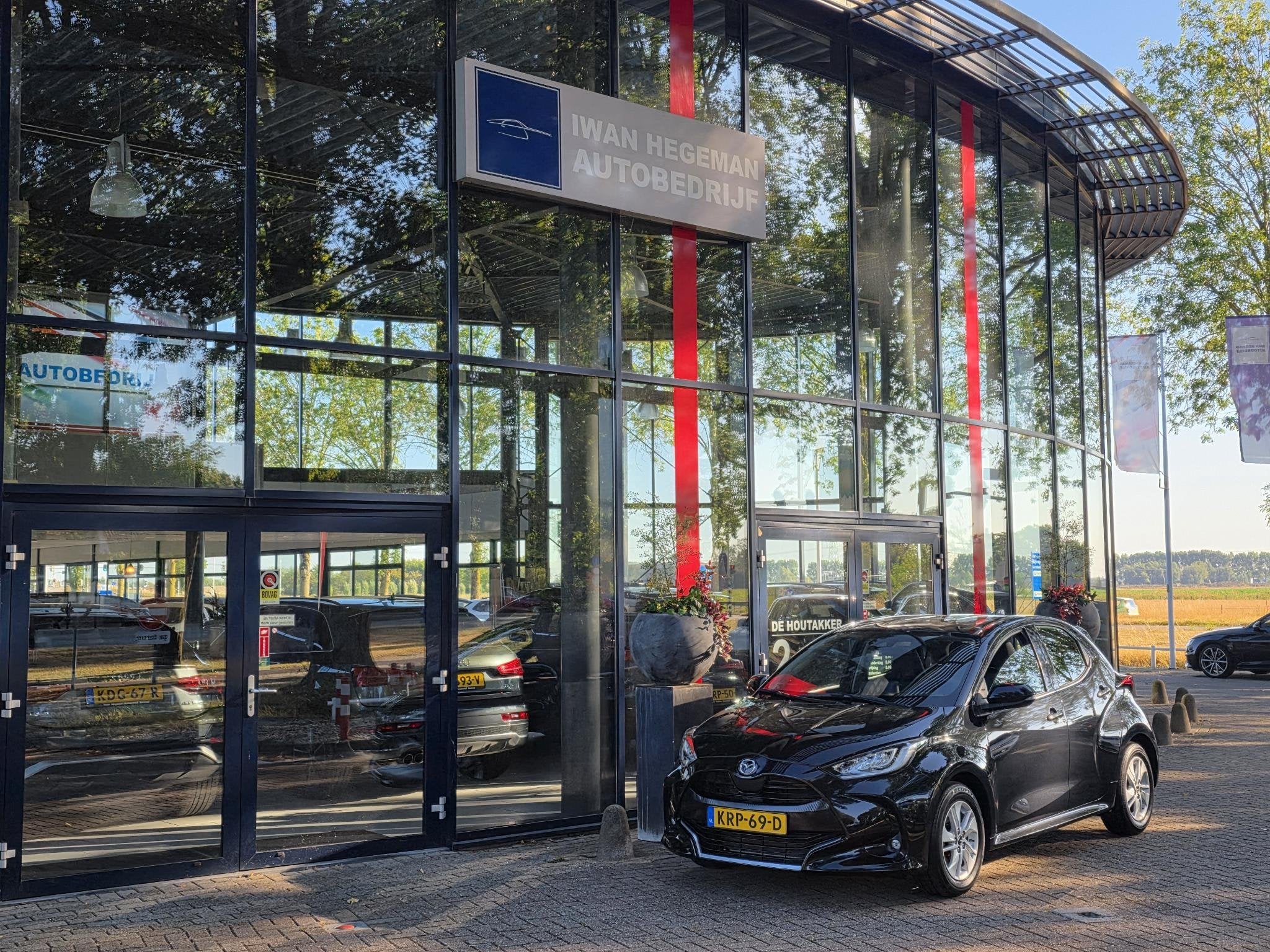 Mazda 2 Hybrid - Toyota Yaris 1.5 | Navigatie via Apple Carp, Auto's, 12 maanden, Gebruikt, Euro 6, 4 kWh
