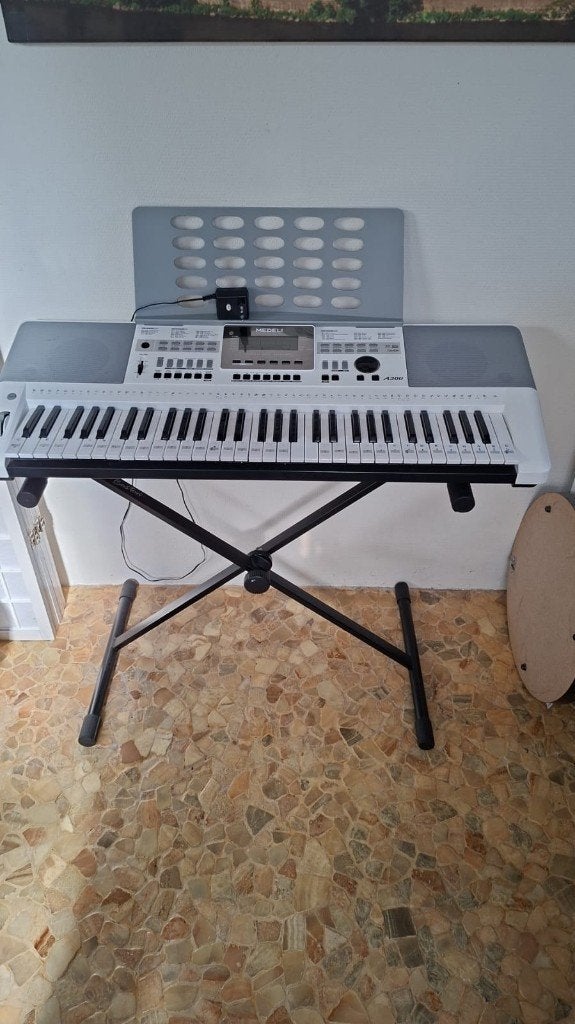 Keyboard Medeli A300W +standaard, Muziek en Instrumenten, Keyboards, Ophalen, 61 toetsen, Zo goed als nieuw, Medeli