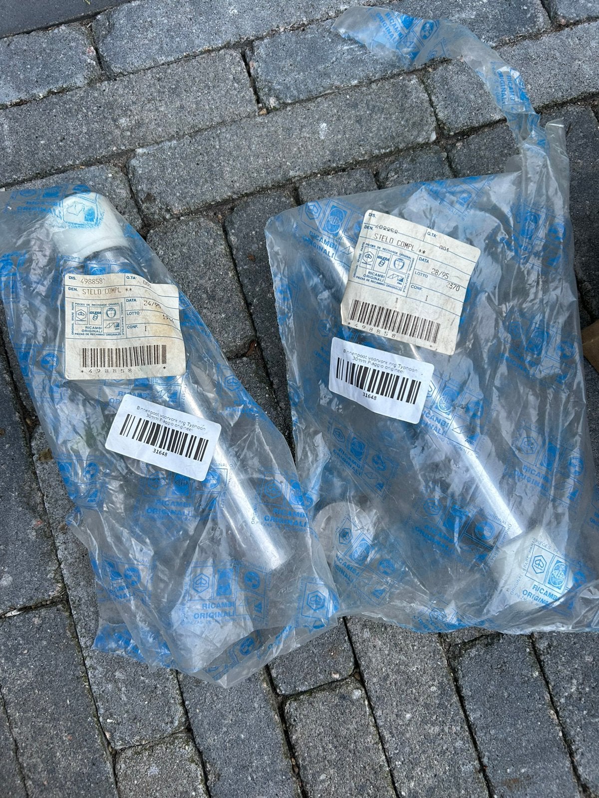 2 stuks nieuwe binnenpoot en 2 bussen showa typhoon, Ophalen, Nieuw, Overige typen, Piaggio