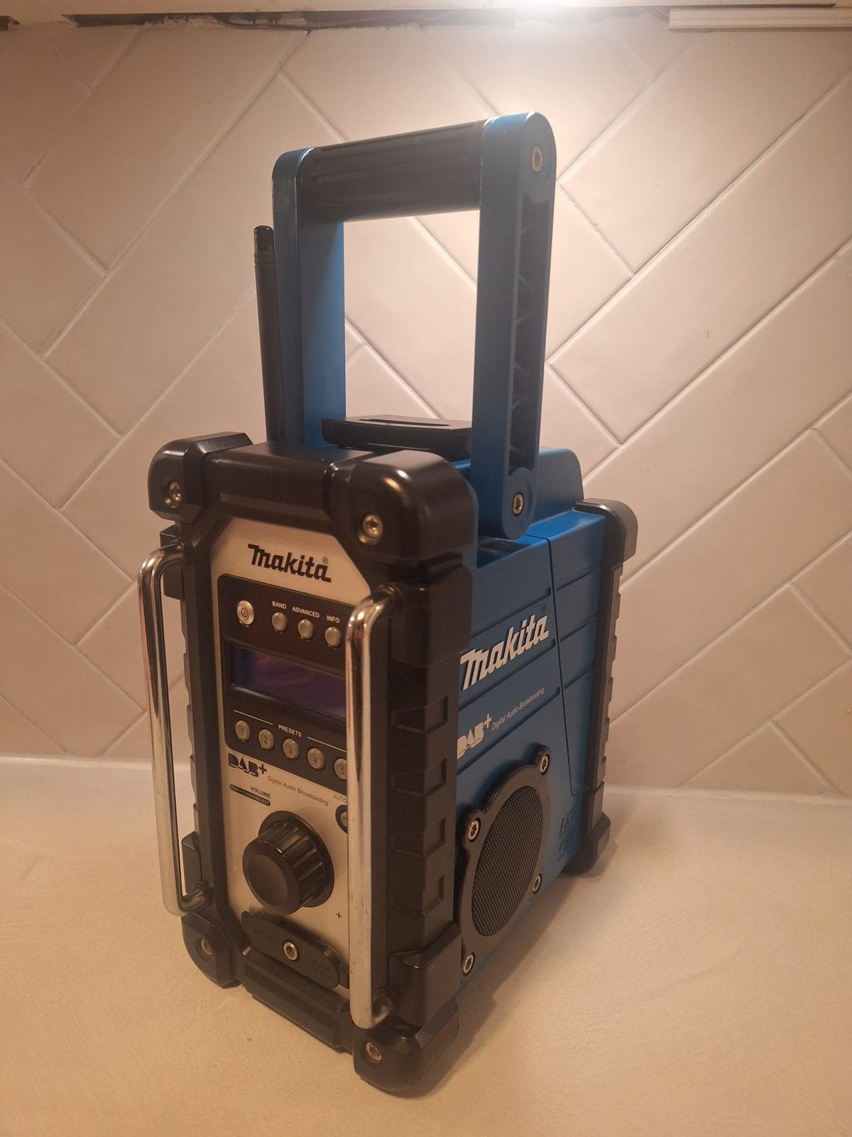 Nieuwstaat Makita DMR110 DAB+ FM bouwradio, Ophalen of Verzenden, Zo goed als nieuw, Bouwradio