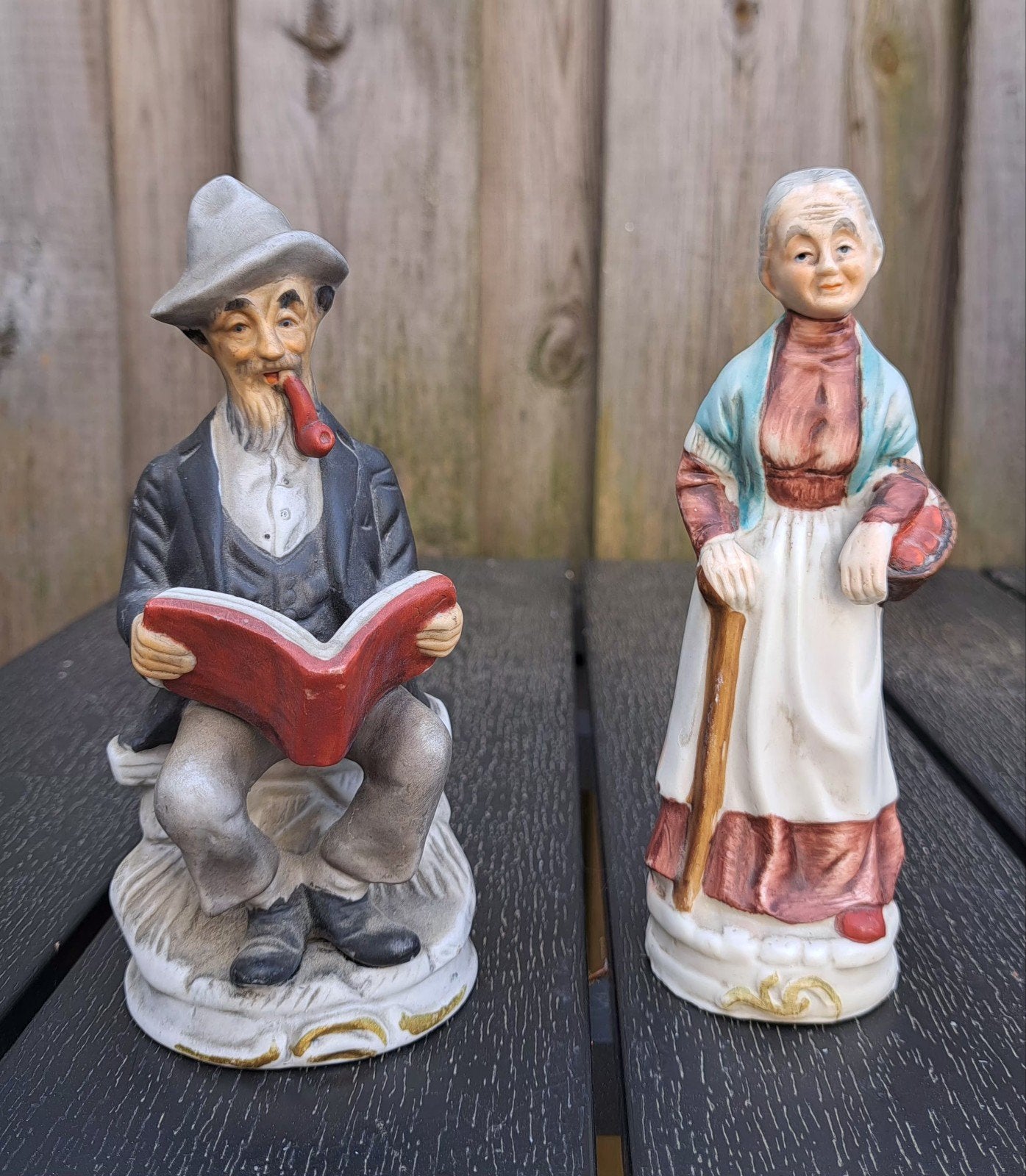 Oud echtpaar beeldjes - Man leest, vrouw met mand, Verzamelen, Ophalen of Verzenden, Gebruikt, Mens
