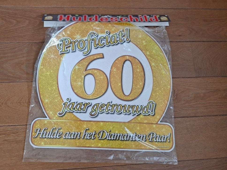 huldeschild 60 jaar getrouwd en 6 ballonnen, Hobby en Vrije tijd, Feestartikelen, Ophalen of Verzenden, Versiering, Verjaardag