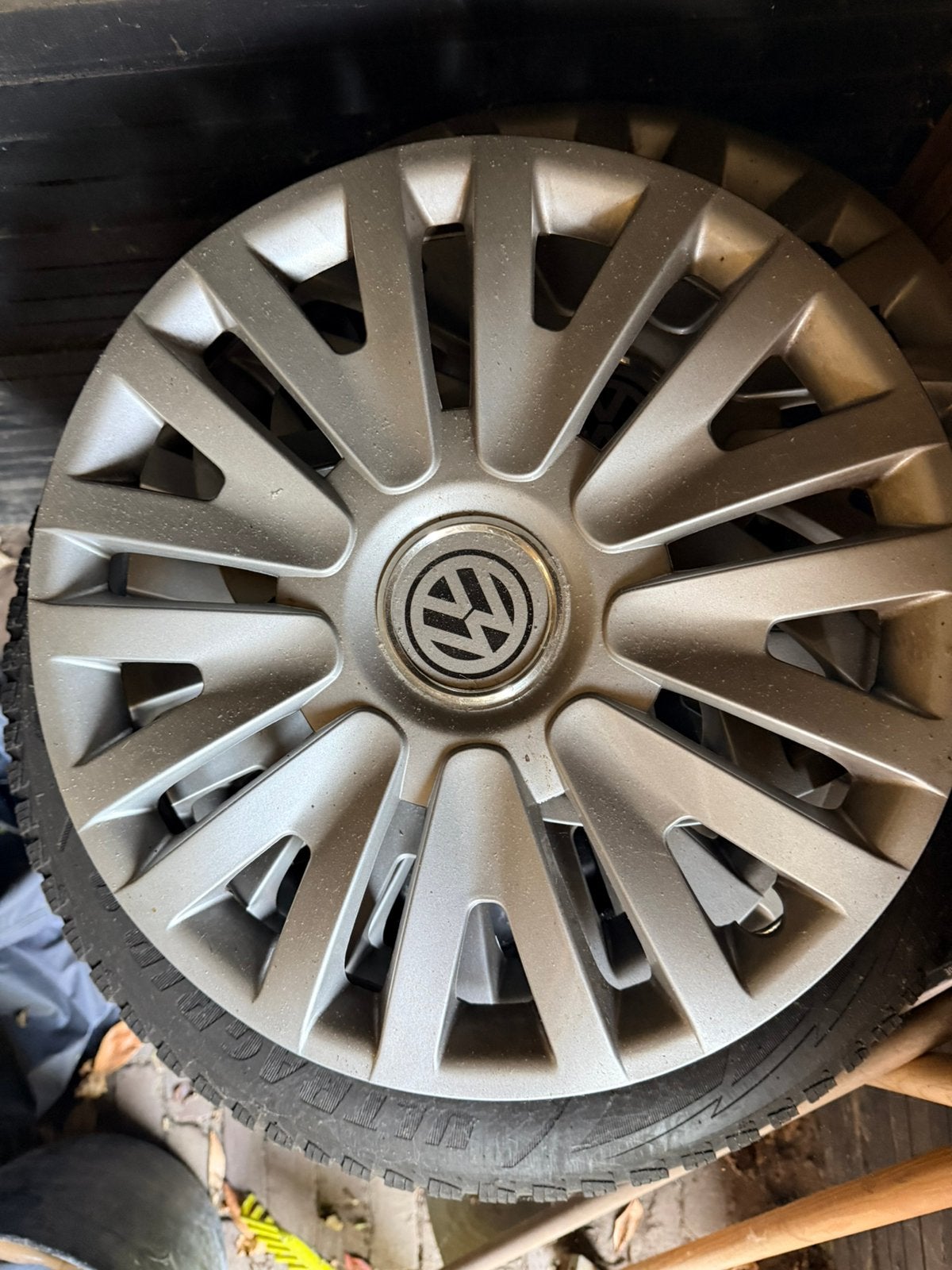 4 Goodyear Ultragrip 9 winterbanden VW wieldoppen, Auto diversen, Ophalen, Gebruikt