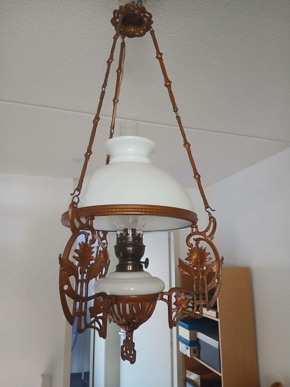 Antieke olielamp hanglamp met wit glazen kap, Ophalen of Verzenden