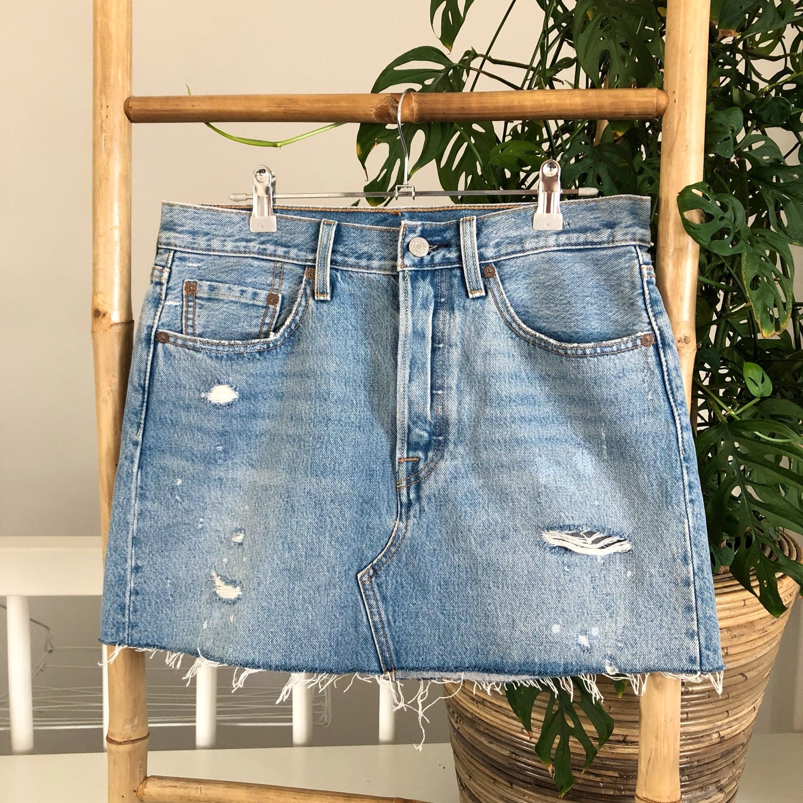Levi's spijkerrokje, maat W28 (S), lichtblauw, distressed, Kleding | Dames, Rokken, Blauw, Ophalen of Verzenden, Zo goed als nieuw