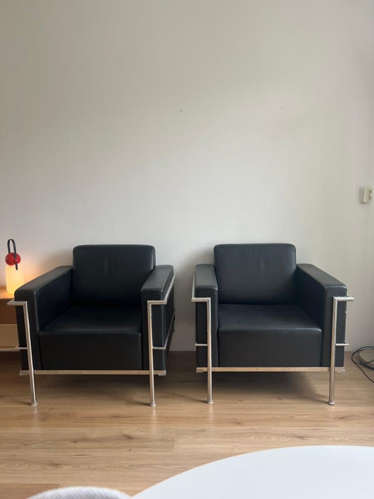 2 kunstleren fauteuils gebasseerd op de Cassina LC2, Huis en Inrichting, Ophalen, Zo goed als nieuw, 75 tot 100 cm