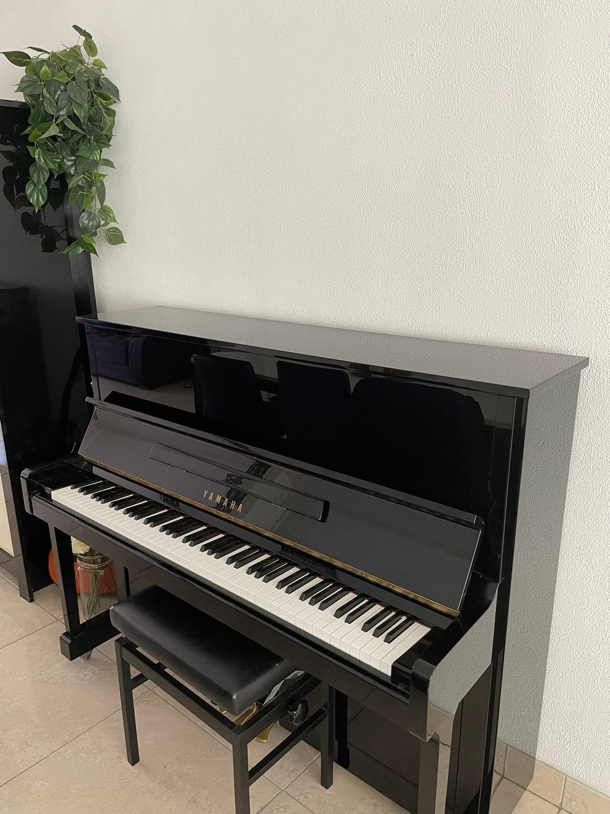 Yamaha U10 B1 piano – hoogglans zwart – zeer nette staat