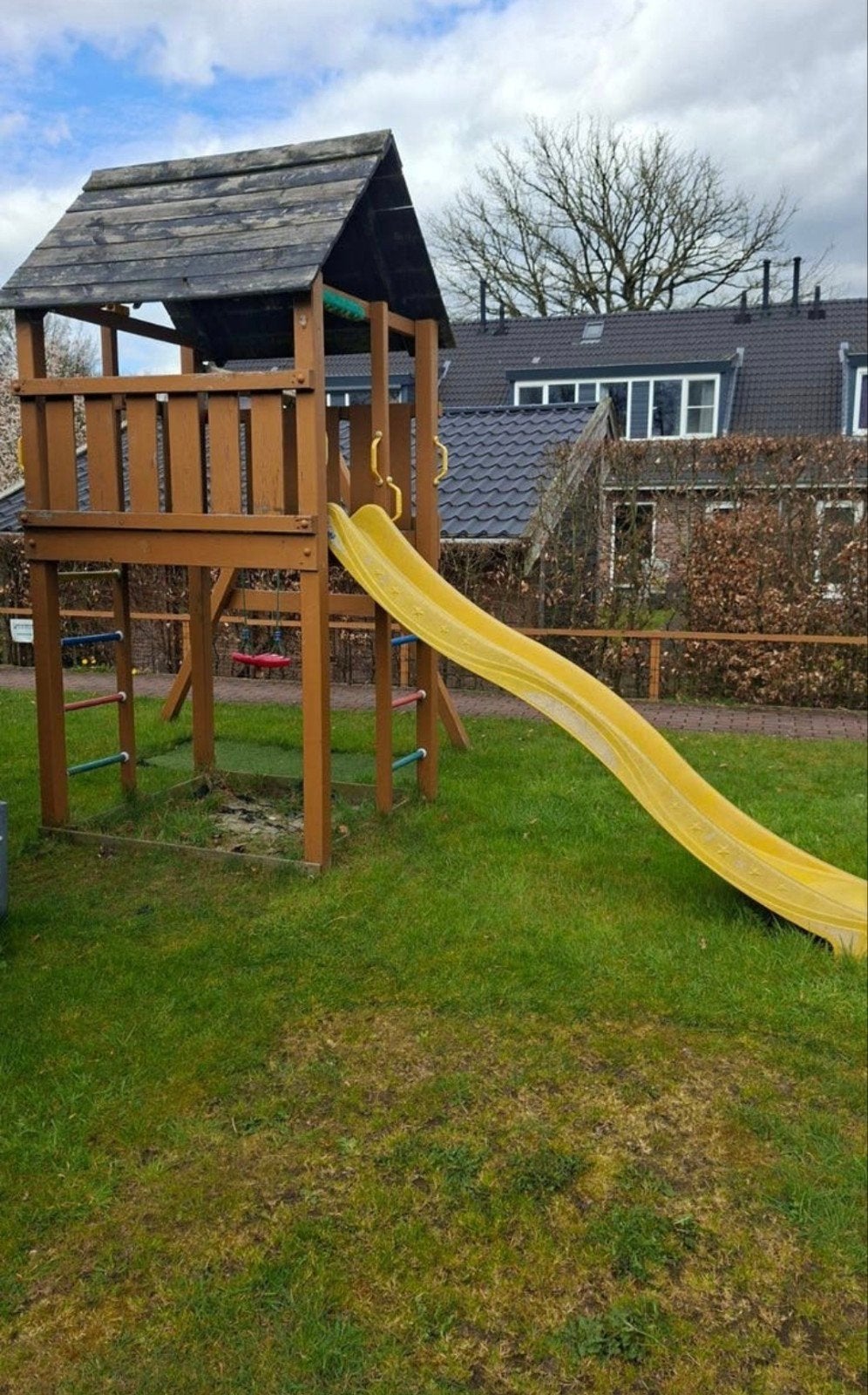 Gratis speeltoestel met glijbaan en schommel, Kinderen en Baby's, Speelgoed | Buiten | Speeltoestellen, Ophalen, Gebruikt, Schommel