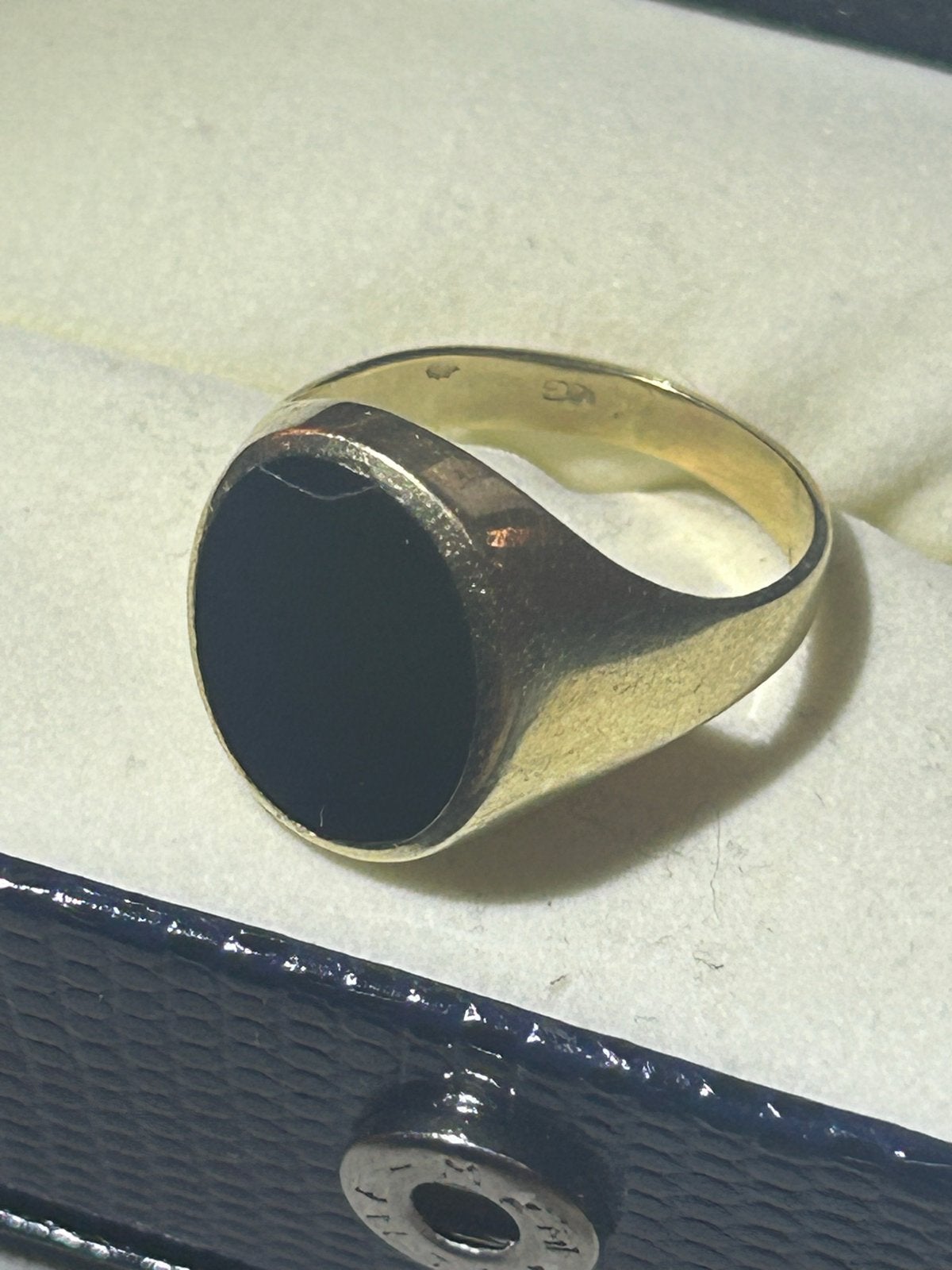 Gouden vintage heren zegelring met zwarte onyx steen, 18 tot 19, Ophalen of Verzenden, Zo goed als nieuw, Dame of Heer