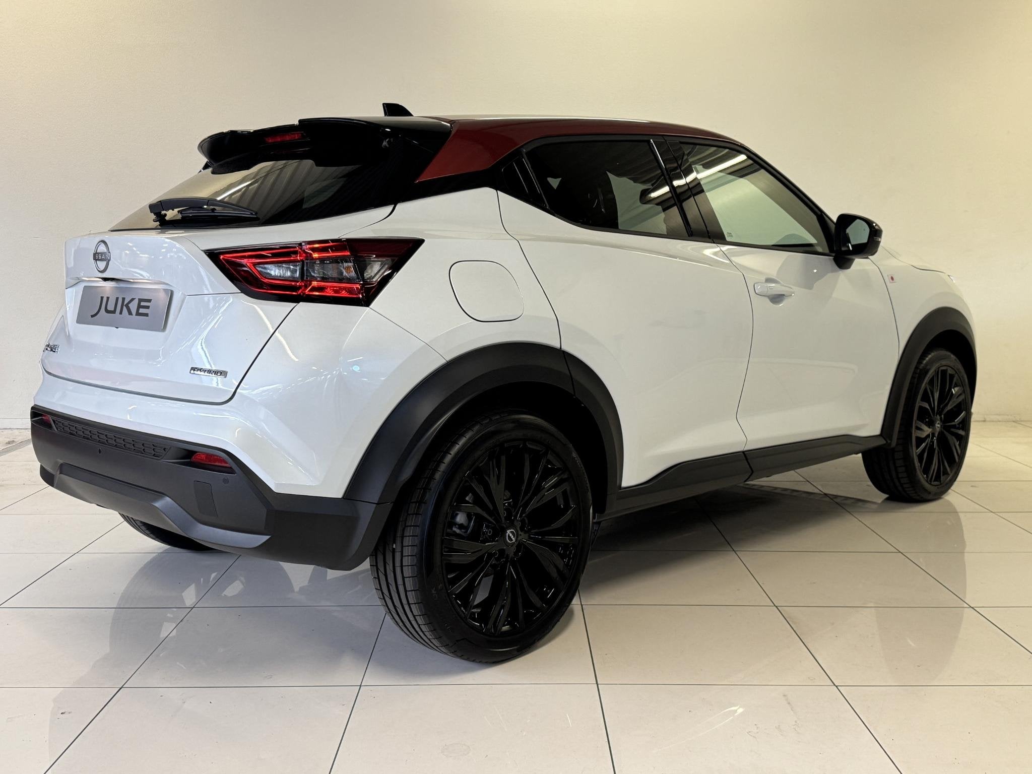 Nissan Juke 1.6 Hybrid Redline Edition | Van: € 40.956,- n, Auto's, Stof, Met garantie (alle), Wit, Bedrijf